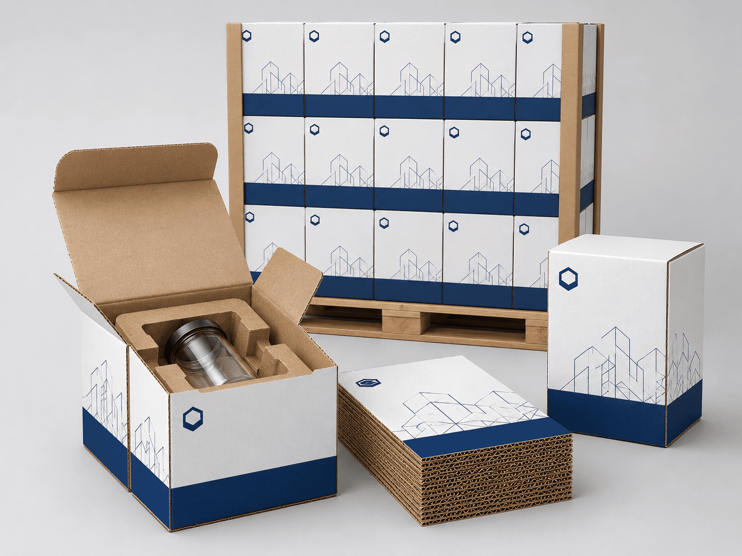 Escena de empaque en carton corrugado: una caja abierta con un inserto troquelado que sujeta un frasco de vidrio, una pila de planchas vistas de canto donde se ve la onda del corrugado, una paleta cargada de cajas iguales alineadas y una caja cerrada de pie. Todas impresas en blanco con franjas azul marino y un patron geometrico de lineas.